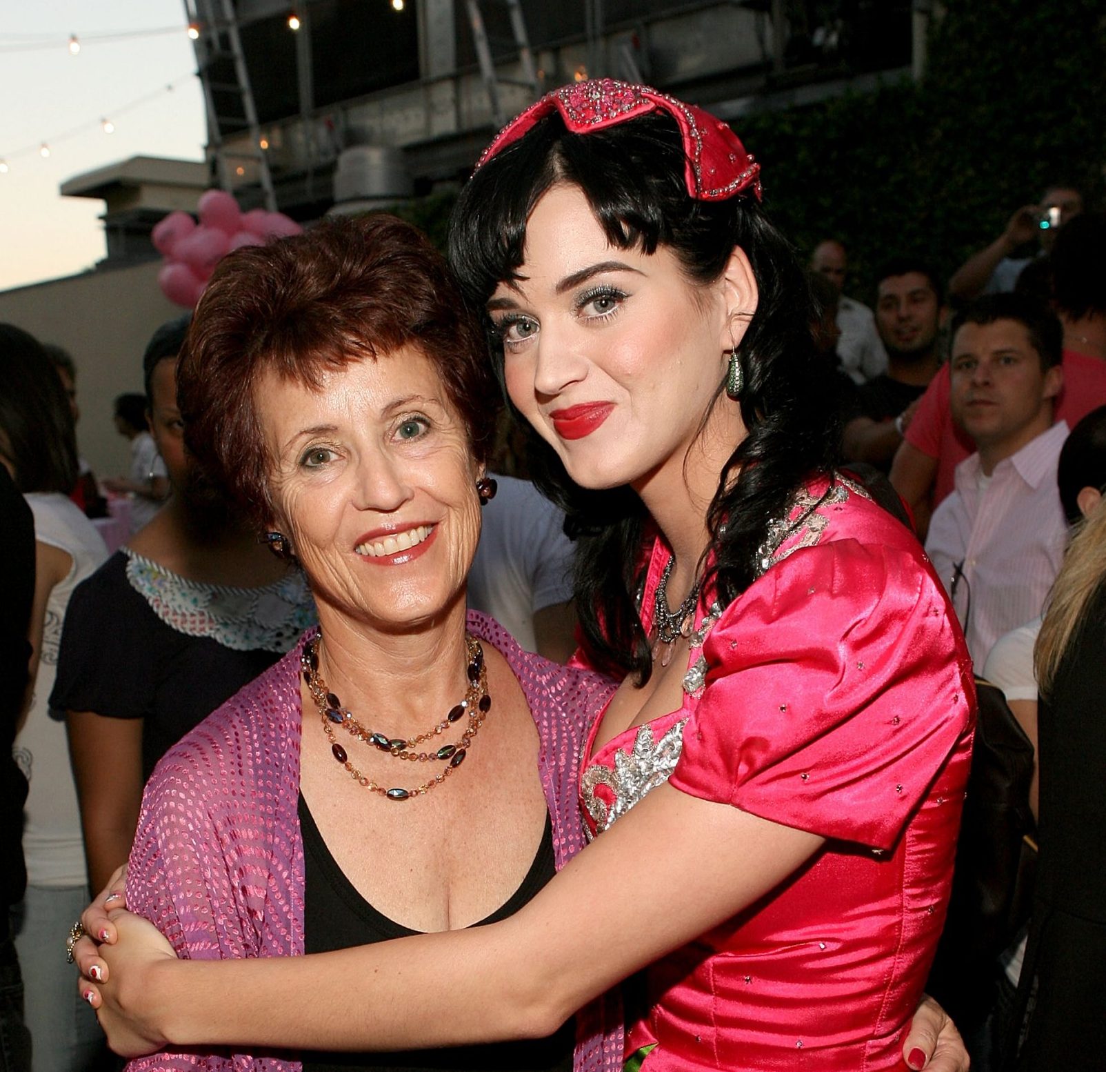 Katy Perry hugging her mother Mary Hudson 