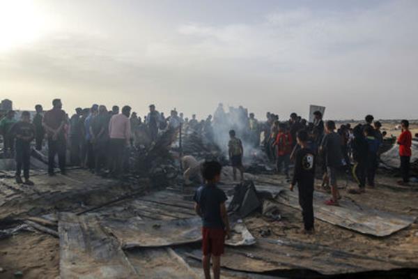 巴勒斯坦人查看以色列空袭后拉法难民营的破坏情况。图片：AP Photo/Jehad Alshrafi